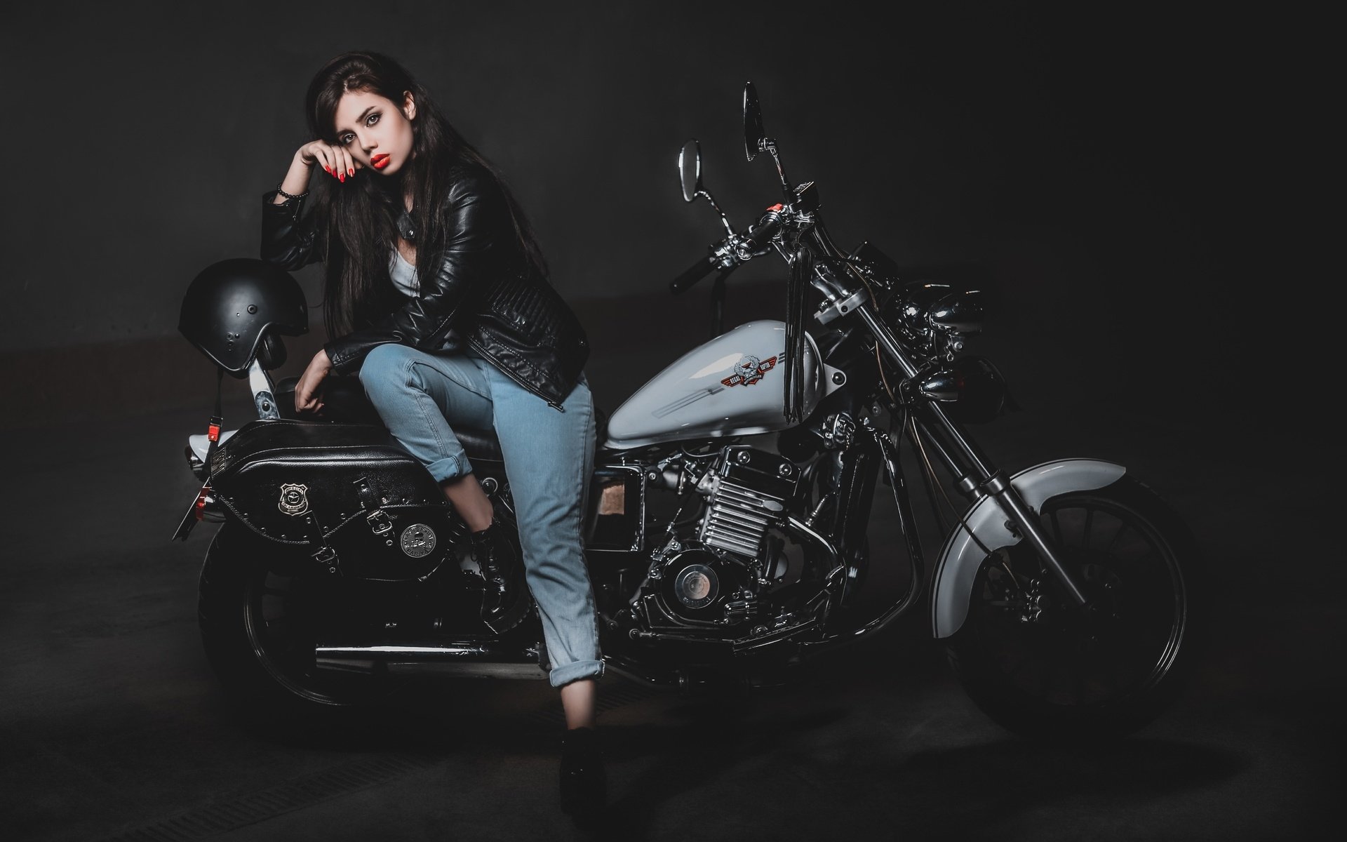 Biker girls: style and drive brings the glow — live moments in Guangzhou