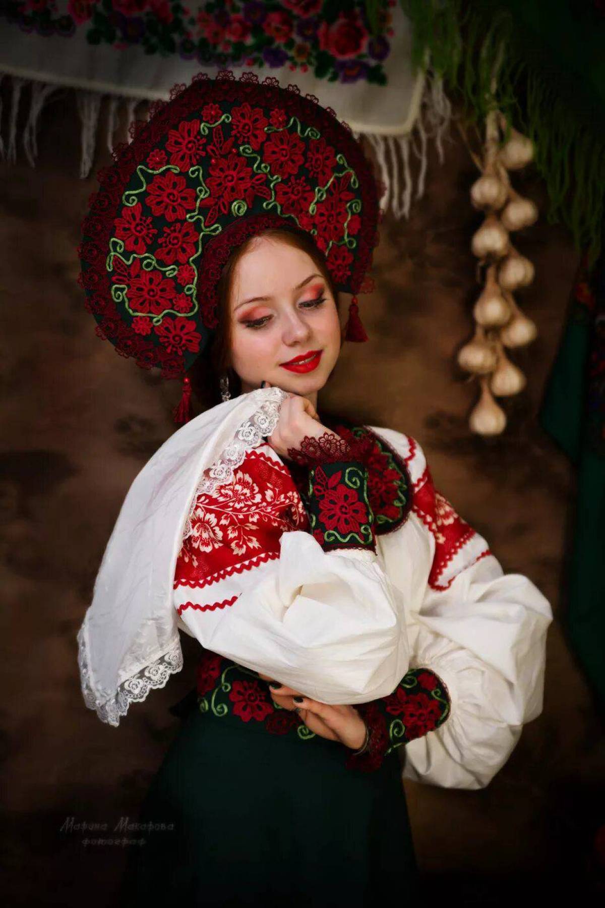 Take a pause and enjoy Women in Slavic costumes — streaming from Guangzhou