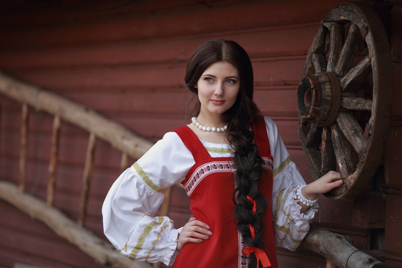Girls in Slavic costumes’s look of the day — catch her live in Guangzhou